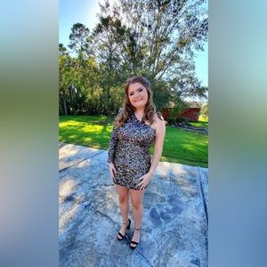 Fyi: I am 5’8 and 165 pounds. It has stretch. Wore once for homecoming.